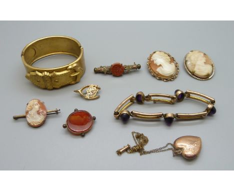 Vintage jewellery including a gold stone set Nanny brooch 