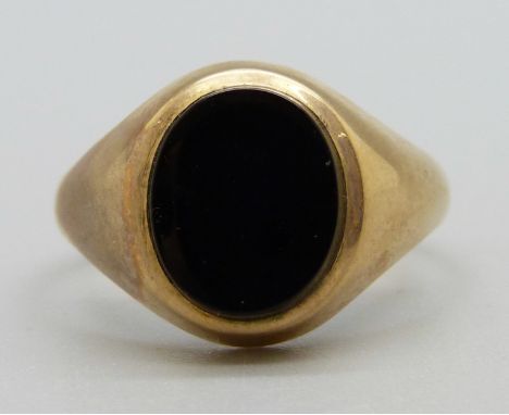 A 9ct gold onyx ring, 4.2g, T 