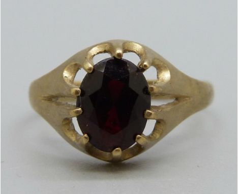 A 9ct gold and garnet ring, 2.3g, R 