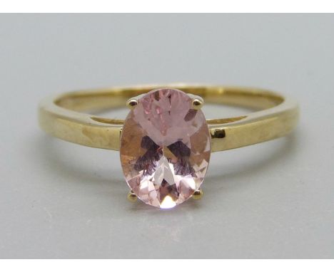 A 9ct gold, morganite solitaire ring, 1.9g, N 
