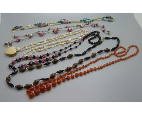 A collection of six vintage necklaces 