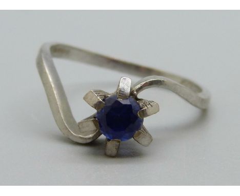 A 9ct white gold and sapphire solitaire ring, 2.5g, Q 