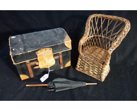 AN EDWARDIAN DOLL'S TRUNK, containing period dolls clothes, a doll's umbrella and a doll's wicker chair