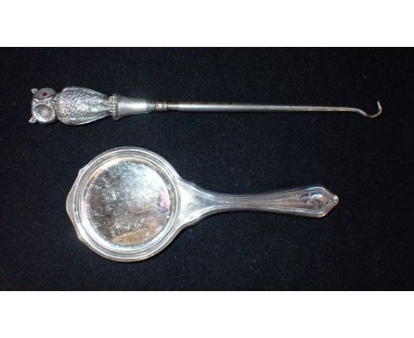 AN EDWARDIAN NOVELTY SILVER BUTTON HOOK, by Crisford &amp; Norris Ltd, Birmingham, 1906, the handle modelled in the form of a
