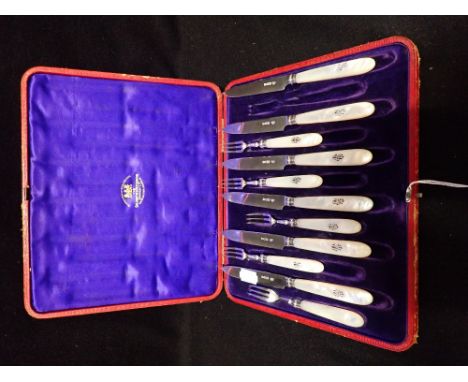 GOLDSMITH &amp; SILVERSMITH COMPANY: A collection of silver fruit knives and forks with mother of pearl handles