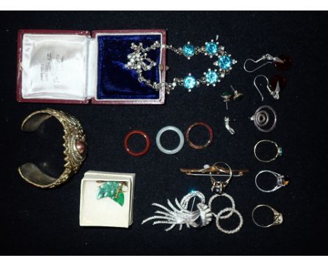 A COLLECTION OF JEWELLERY, to include a 9ct gold opal dress ring