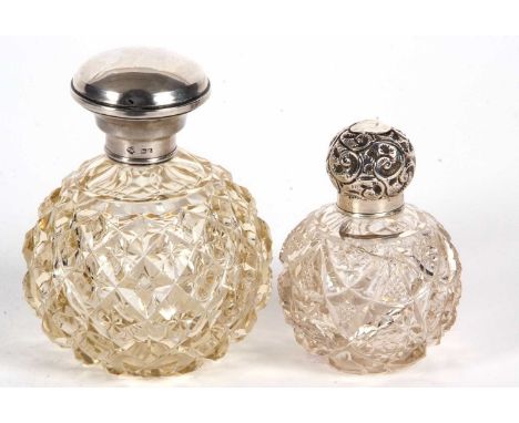 Mixed Lot: Large moulded glass scent bottle with pull off silver lid, hallmarked Birmingham 1924, makers mark William Hutton 