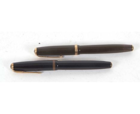 A vintage Parker duo-fold 14k N brown fountain, Reg No 784404, 13cm long together with a black Parker duo-fold 14k N, 13cm lo
