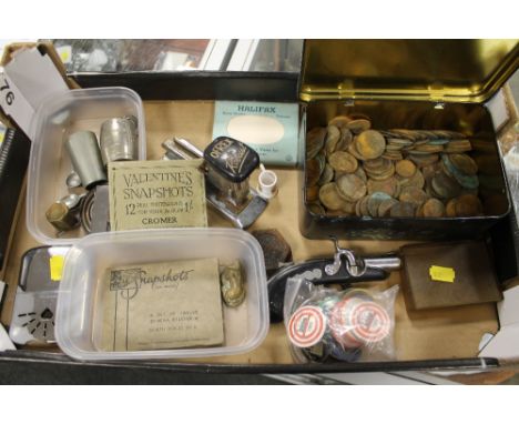 A TRAY OF COLLECTABLES TO INCLUDE A TIN OF VINTAGE COINS, NOVELTY LIGHTER , VINTAGE BADGES ETC 
