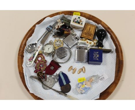 TRAY OF SMALL COLLECTABLES TO INCLUDE HALLMARKED SILVER BAR BROOCH, LIGHTERS, VINTAGE CUFFLINKS ETC