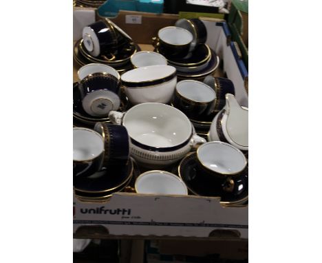 A TRAY OF ASSORTED BLUE AND GILT CHINA WARE TO INCLUDE ROMANOV ROYAL WORCESTER COALPORT ETC