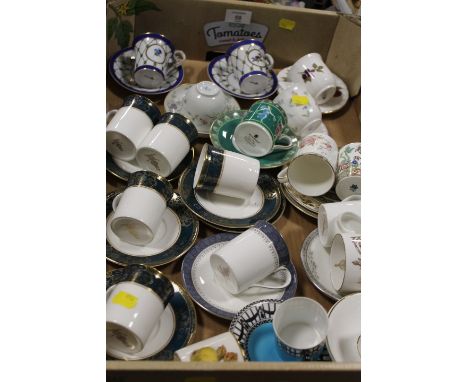 A TRAY OF ASSORTED CERAMIC COFFEE CUPS AND SAUCER TO INCLUDE WEDGWOOD , ROYAL DOULTON, ROYAL WORCESTER ETC 