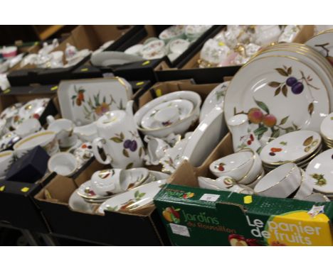 FOUR TRAYS OF ASSORTED ROYAL WORCESTER EVESHAM TEA/DINNER WARE 