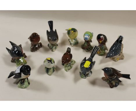 A COLLECTION OF BESWICK AND OTHER CERAMIC BIRDS 