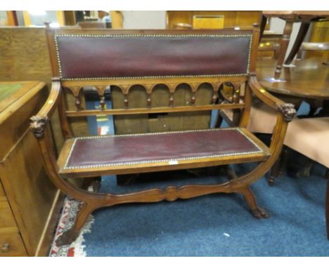 AN UNUSUAL VINTAGE OAK ARTS AND CRAFTS STYLE BENCH SEAT WITH MASK HEAD CARVED DETAIL W-112 CM