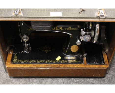 A VINTAGE CASED SINGER SEWING MACHINE MODEL NUMBER EA843385