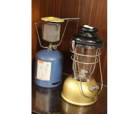 A LARGE VINTAGE TILLY LAMP AND A VINTAGE CALOR GAS BURNER (2)
