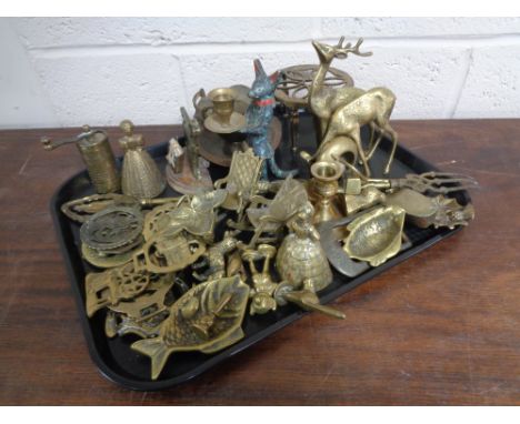 A tray of assorted brass ware - horse brasses, grinder, trivet, toasting fork etc 
