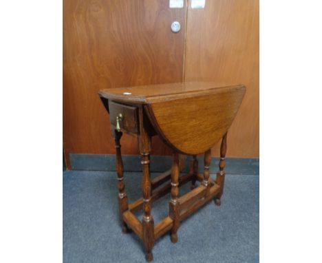 An Edwardian oak gate leg occasional table 