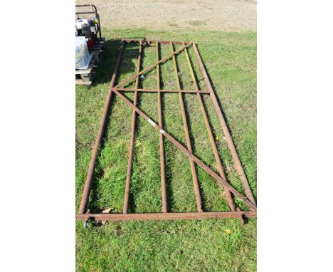 Metal gate, width 300cm