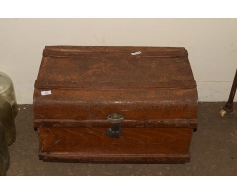 Tin travelling trunk