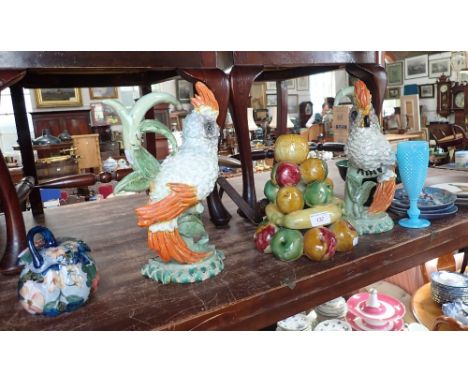 A PAIR OF DECORATIVE CERAMIC PARROTS and other ceramics