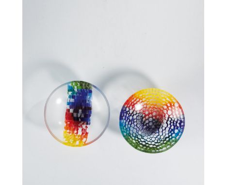 2 kleine Mosaikschalen Gabriele Küstner, 1998 Mosaikglas aus farblosen, teils farbig bemalten Glasstäben. Die Außenseite mit 
