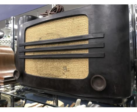 VINTAGE BAKELITE CASED MAINS RADIO BY PHILIPS