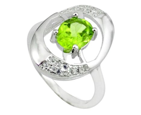 A 925 silver peridot set ring, (K,5).