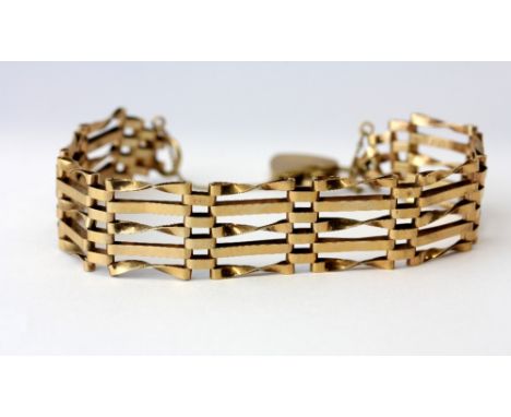 A 9ct gold gate bracelet with heart clasp attached, approx. 13cm. Weight - 11.6g.