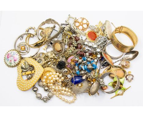 A collection of costume jewellery to including gilt metal chains, bangles, brooches along with white metal necklaces and past