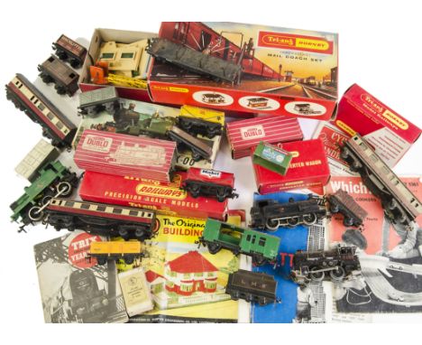 Various Makers OO Gauge Locomotives and Accessories: Hornby Dublo 5020 Goods Depot, in original red box, 2207 0-6-0T, in gree