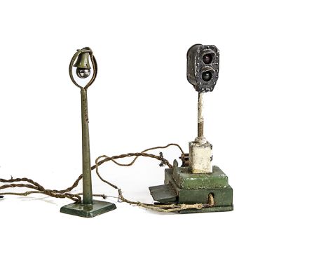 Pre-War  Märklin HO Gauge Colour Light Signal and Lamp: Coloured Light Signal with two bulbs on a green base and Yard Lamp wi
