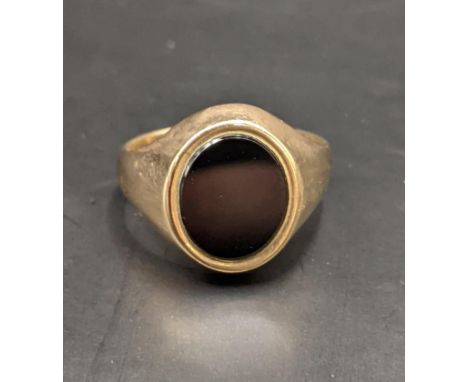 A 9ct gold signet ring set in black onyx, total weight 5.4gLocation: 