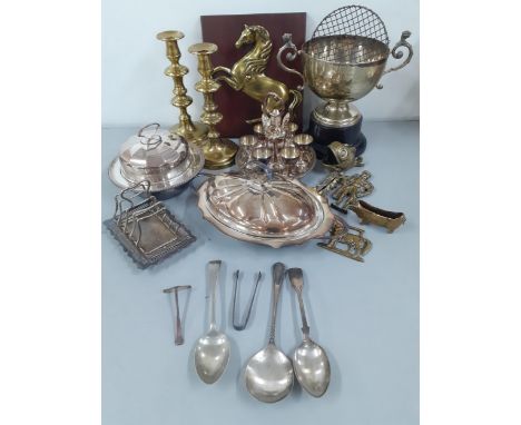 A quantity of silver plated items to include a muffin dish, a toast rack and a trophy on stand together with mixed brasswareL