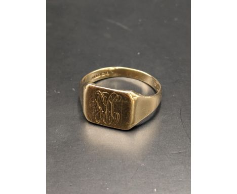 A 9ct gold signet ring, having engraved initials, total weight 4g.Location: 