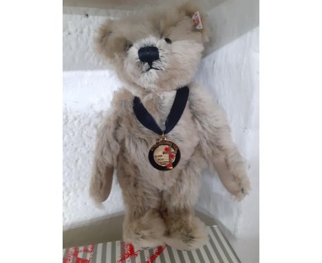 Steiff - a 2018 The Armistice Centenary teddy bear No 690662 with original tags intact and box, 26cm highLocation: BWR 