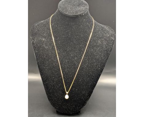 A 9ct gold necklace having a cultured pearl pendant, total weight 4.1gLocation: 