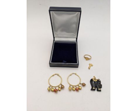 Mixed jewellery to include a child's 18ct gold ring together with an 18ct gold pendant, weight of these two items 2.3g 