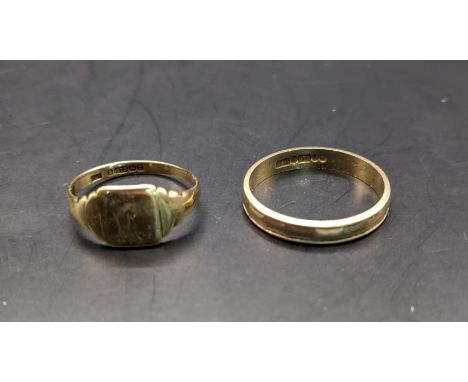 A 9ct gold signet ring, together with a 9ct gold wedding band, total weight 4.0gLocation: 