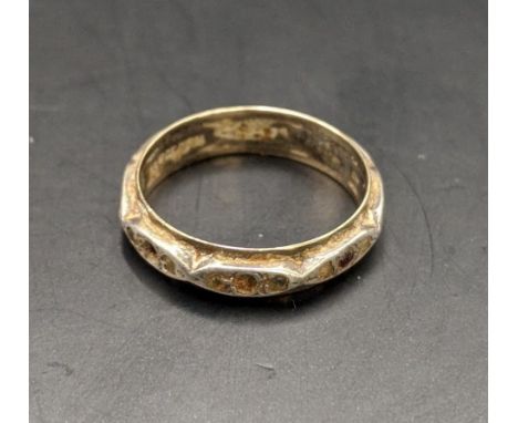 A 9ct white gold ring, total weight 2.6gLocation: 