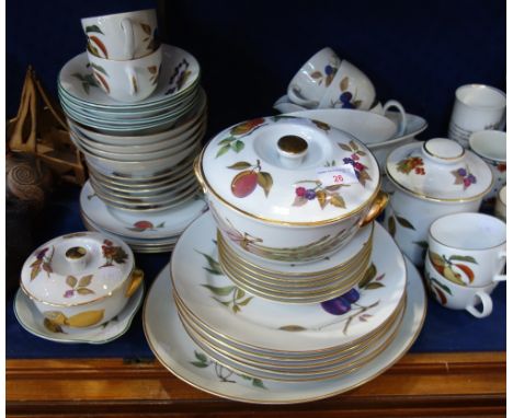 A ROYAL WORCESTER EVESHAM PART DINNER SERVICE