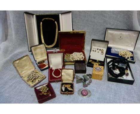 A COLLECTION OF COSTUME JEWELLERY, to include an unmarked yellow metal bar brooch set to the centre with a single diamond