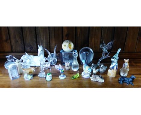 A quantity of glass and ceramic bird and animal figures, to include a Royal Worcester Wren and Blue Tit, an Aynsley porcelain