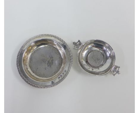 London silver dish, inset with a 1933 silver Crown coin, together with a Scottish silver dish, Edinburgh 1988, (2) largest 14