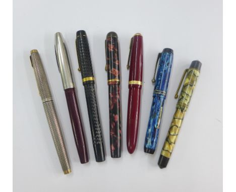 A collection of vintage fountain pens to include Parker, etc, some with 14k gold nibs (7)