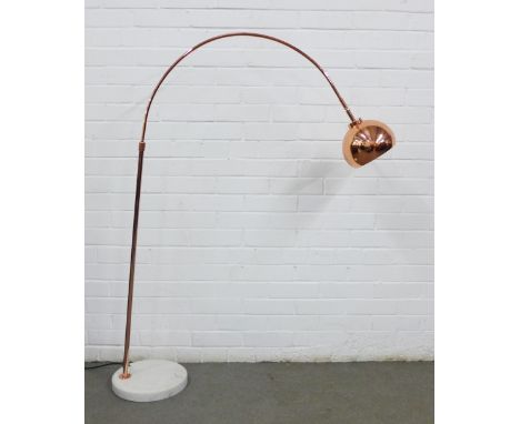 Floor lamp with overarching copper arm and shade, on a white veined hardstone base, 136 cm  