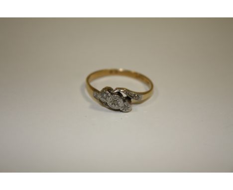  A LADIES 18CT GOLD THREE STONE ILLUSION SET DIAMOND RING 