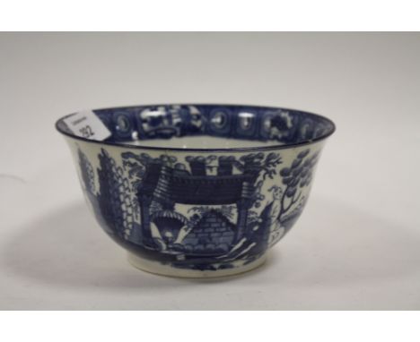AN ANTIQUE BLUE AND WHITE CERAMIC BOWL (POSSIBLY EARLY ROYAL WORCESTER ) A/F 