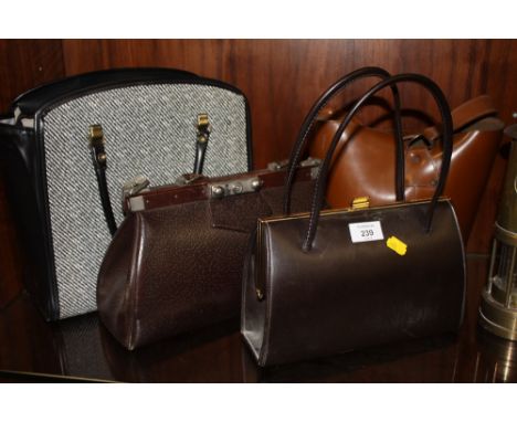 A COLLECTION OF VINTAGE HANDBAGS TO INCLUDE A HUDSON'S EXAMPLE